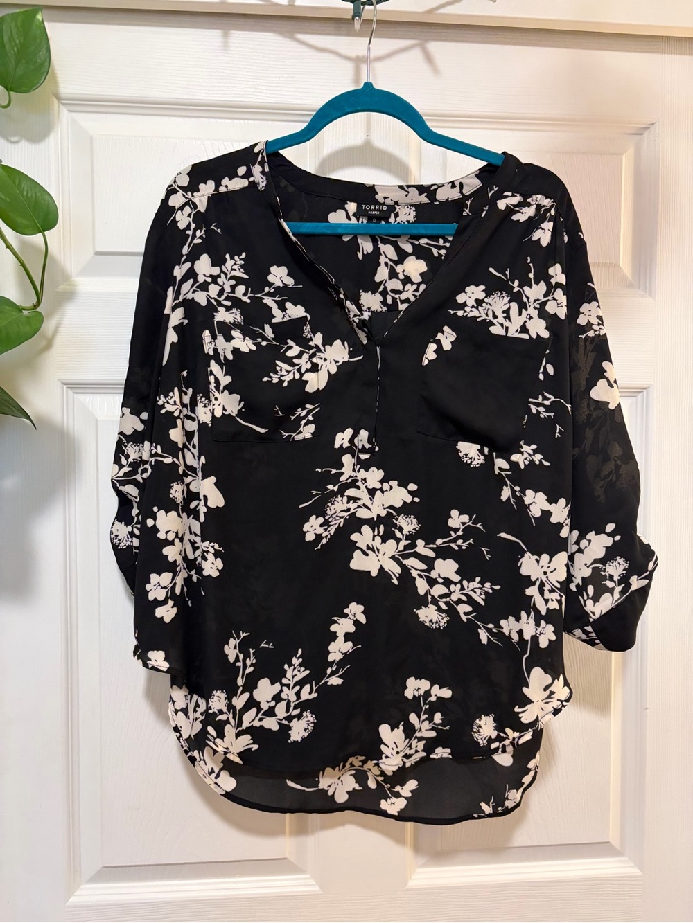 Torrid Harper Black White Floral V-Neck 3/4 Sleeve Polyester Blouse 0